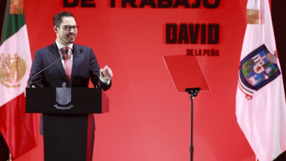 Seguridad, turismo y programas sociales destacan en el Primer Informe de David de la Peña como alcalde de Santiago.