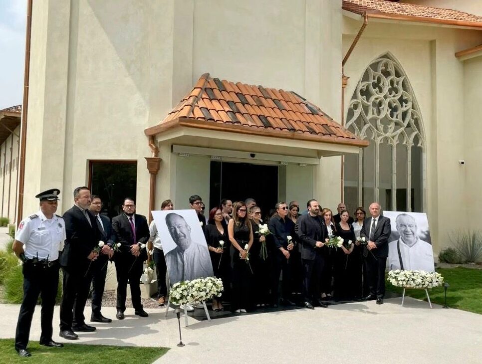 El homenaje inició a la 1:08 de la tarde, donde se colocaron dos fotografías de Fernández en la entrada principal del recinto cultural.