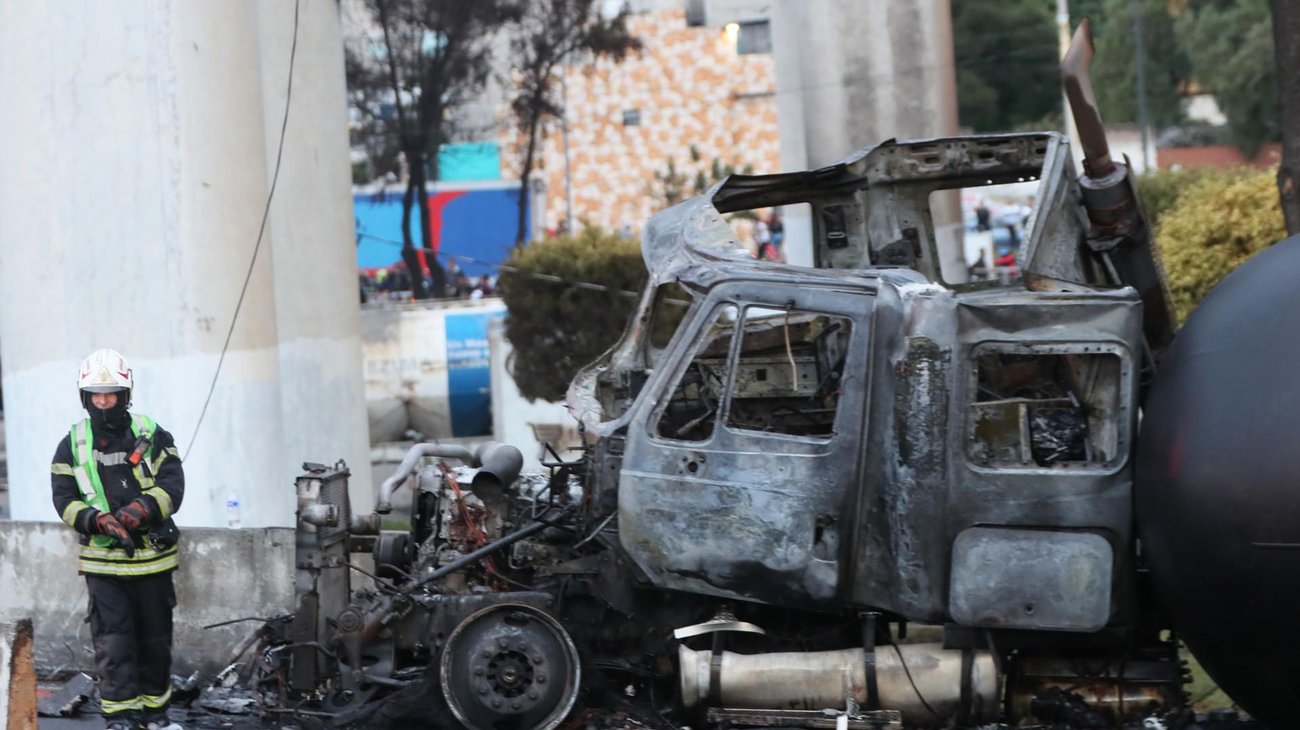 . El conductor del camión permanece hospitalizado y en calidad de detenido por su presunta responsabilidad.