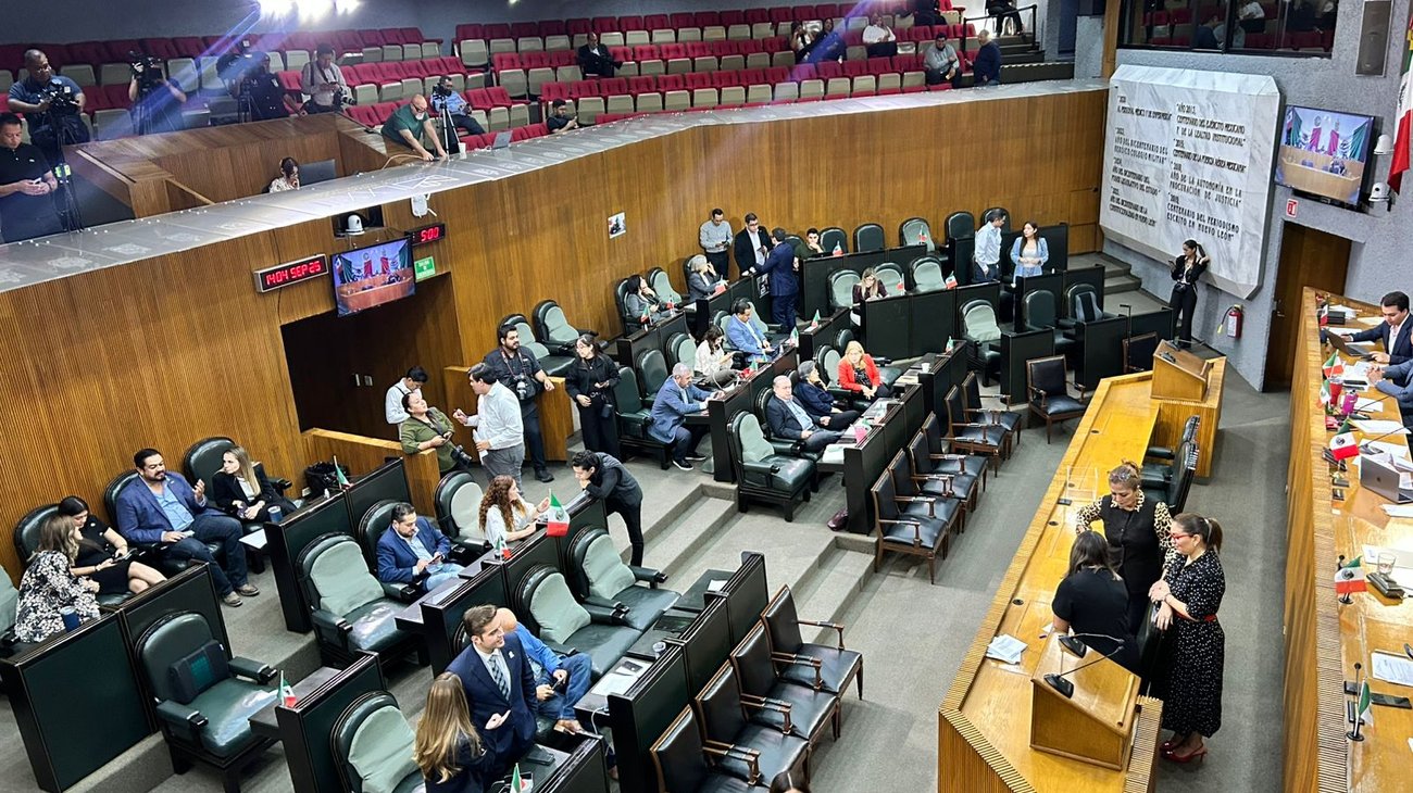 En la sesión, los diputados de todas las bancadas expresaron su respaldo al nombramiento, destacando la responsabilidad que conlleva asegurar la continuidad de los proyectos y programas iniciados en la administración municipal.