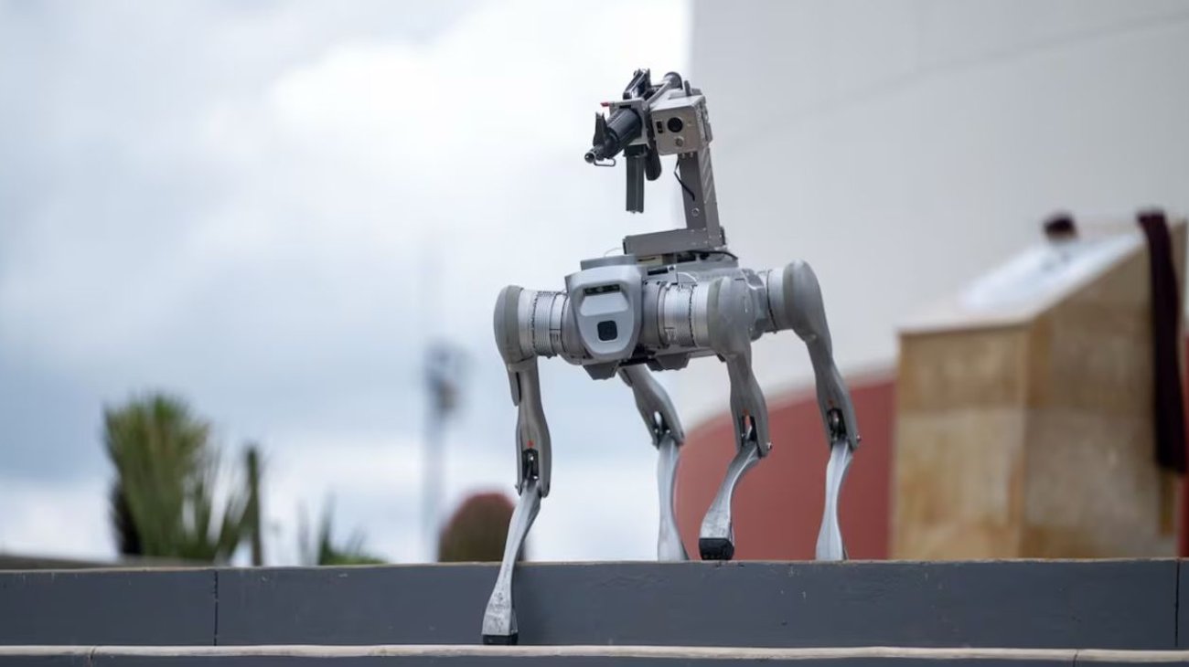 El Unitree B2 cuenta con sensores avanzados, puede saltar hasta un metro, subir desniveles de 40 centímetros, mantener estabilidad en distintas superficies y soportar cargas de hasta 20 kilos