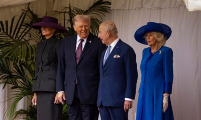 La primera dama recibió un cuenco de plata y esmalte y un bolso personalizado, mientras que la reina Camila fue obsequiada con un broche floral de Tiffany & Co.