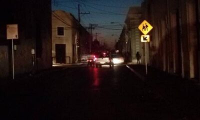 En el Centro de Mérida, la interrupción del suministro paralizó la actividad comercial y provocó largas filas de automóviles en intersecciones donde los semáforos dejaron de funcionar.