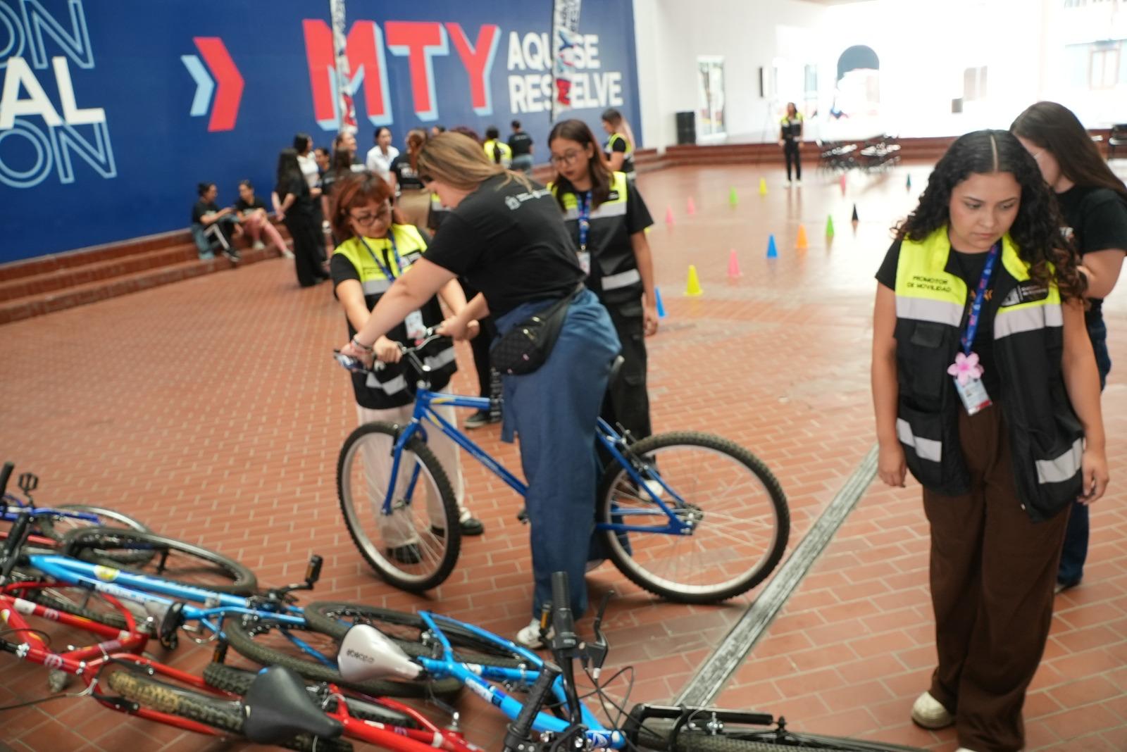 En la planta baja del Palacio Municipal se reunieron varias decenas de damas interesadas en aprender a usar la bicicleta o aprovecharla mejor como medio de transporte cotidiano.