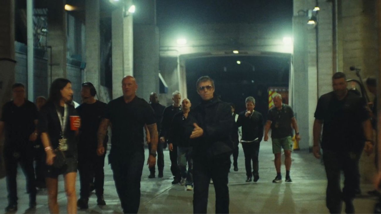 Aunque Liam y Noel Gallagher no fueron captados por las cámaras en el aeropuerto, se especula que llegaron de manera discreta o en vuelos separados