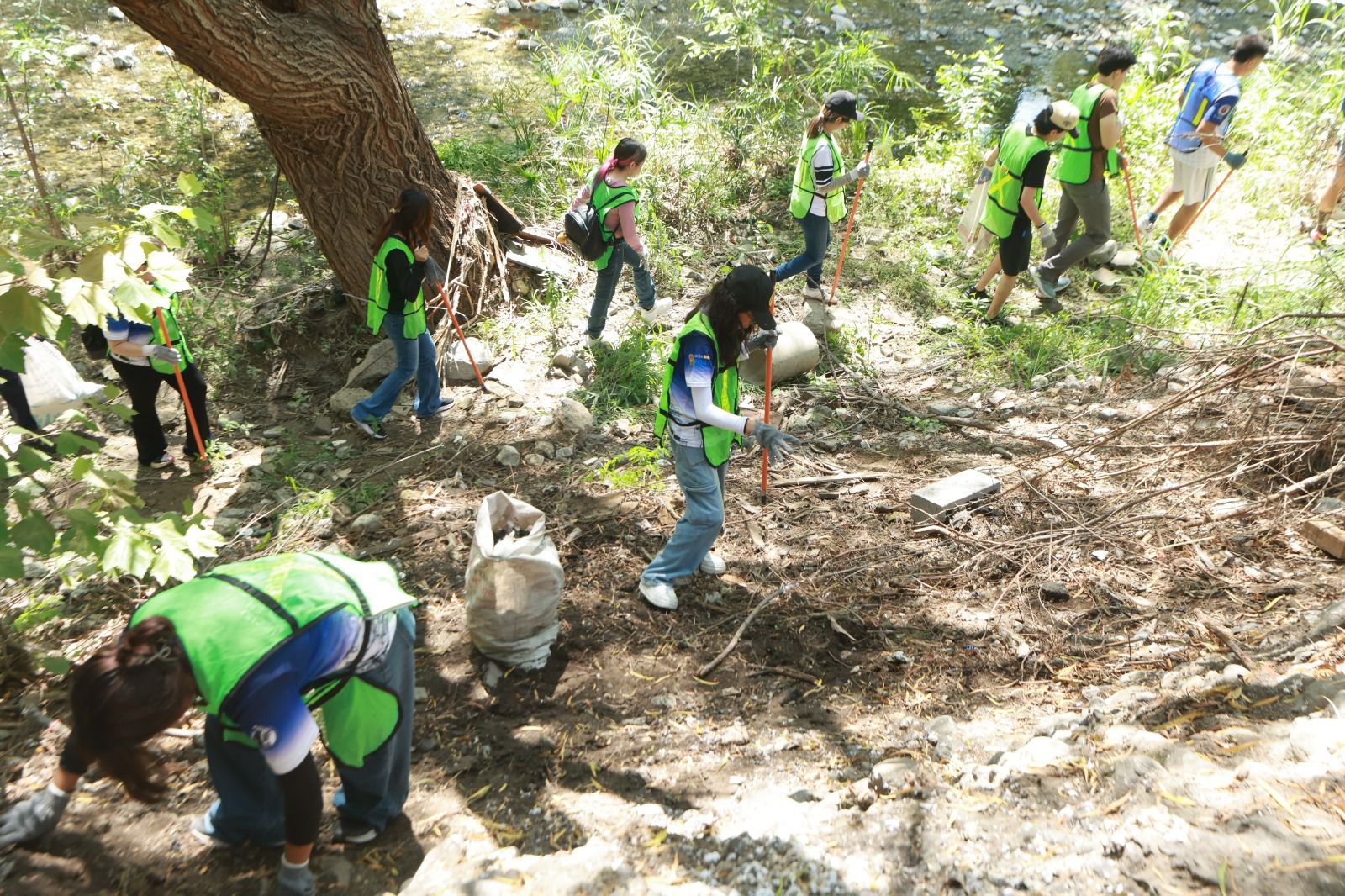 Más de 300 voluntarios de la comunidad, estudiantes de la UANL y sociedad civil participaron en actividades de limpieza, detección de especies invasoras y pláticas de concientización ambiental.
