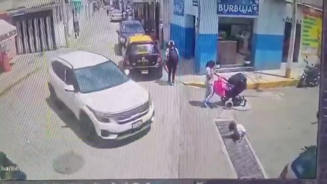 Testigos señalaron que la mujer no advirtió el paso del vehículo debido a que se encontraba concentrada en su teléfono, lo que generó indignación en redes sociales