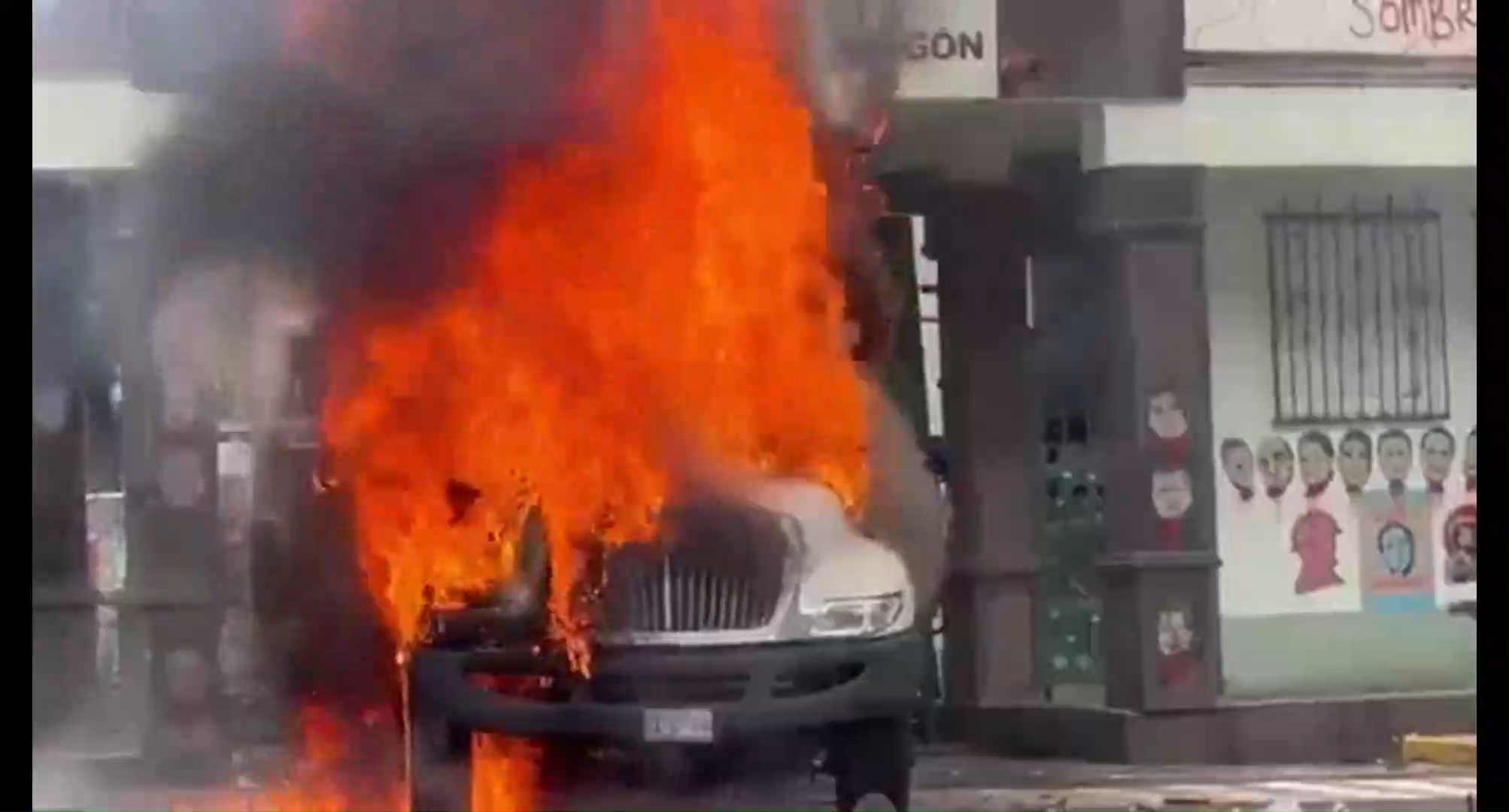 Antes de los disturbios, familiares de los estudiantes realizaron un mitin en el que reiteraron su exigencia de verdad y justicia, asegurando que no cesarán en su lucha hasta conocer el paradero de los jóvenes desaparecidos