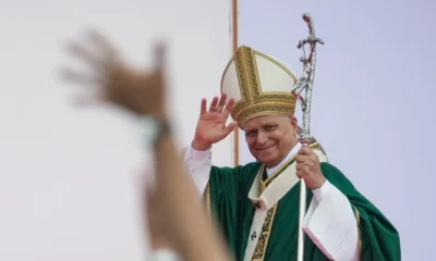 “Los migrantes padecen en su propia piel la discriminación y la violencia”, expresó durante su homilía.