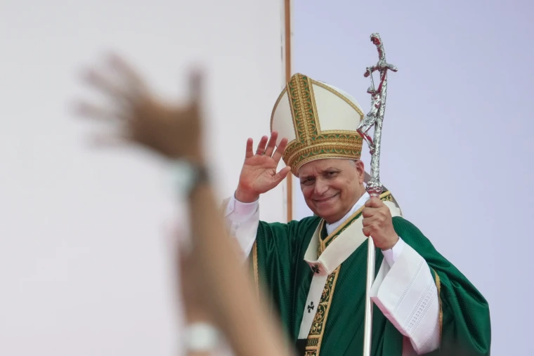 “Los migrantes padecen en su propia piel la discriminación y la violencia”, expresó durante su homilía.