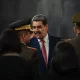 El director del FBI, Kash Patel, subrayó que Maduro “no es solo otro dictador corrupto, es un dictador narcoterrorista acusado, con una recompensa de 50 millones de dólares”