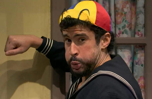 Aunque algunos comentarios calificaron la participación de Bad Bunny como “fuera de contexto”, la mayoría celebró el gesto como una forma de promover la cultura latina