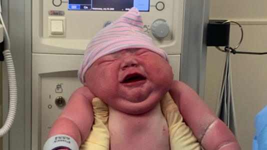 Cassian nació el mismo día del cumpleaños de su madre, lo que añadió un toque especial al acontecimiento.