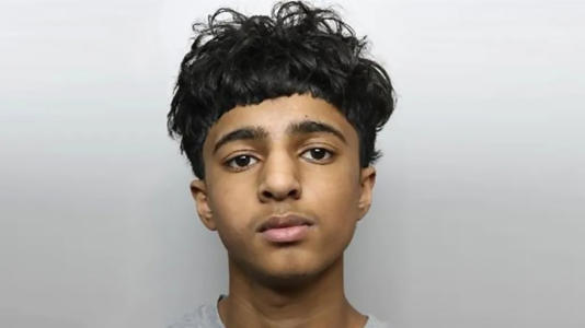 Durante el juicio, se reveló que Khan tenía una preocupante obsesión con armas blancas, incluyendo videos en su teléfono donde posaba con cuchillos y simulaba ataques, muchos acompañados de música drill.