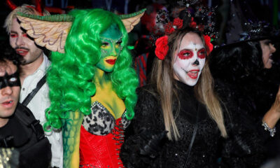 La artista hizo una entrada triunfal a bordo de un auto clásico, al ritmo de El Fantasma de la Ópera, dando inicio a una noche que combinó música en vivo, performances, arte visual y escenografía temática