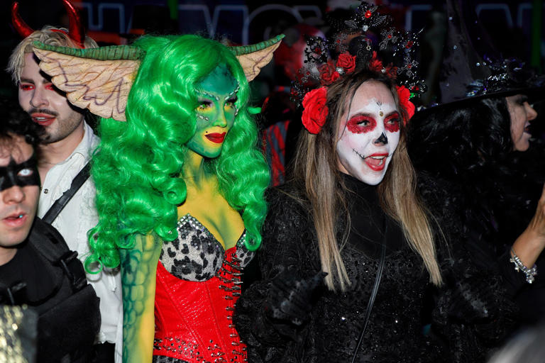 La artista hizo una entrada triunfal a bordo de un auto clásico, al ritmo de El Fantasma de la Ópera, dando inicio a una noche que combinó música en vivo, performances, arte visual y escenografía temática