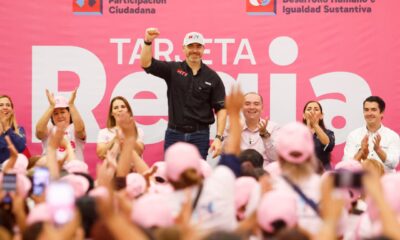 El alcalde de Monterrey, Adrián de la Garza Santos y su esposa la Presidenta del DIF, Gaby Oyervides, entregaron este miércoles más de 500 Tarjetas Regia Plus