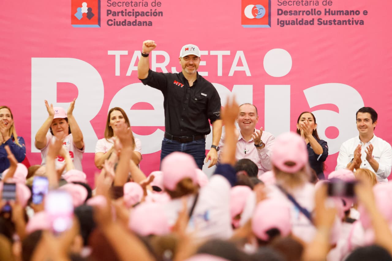 El alcalde de Monterrey, Adrián de la Garza Santos y su esposa la Presidenta del DIF, Gaby Oyervides, entregaron este miércoles más de 500 Tarjetas Regia Plus