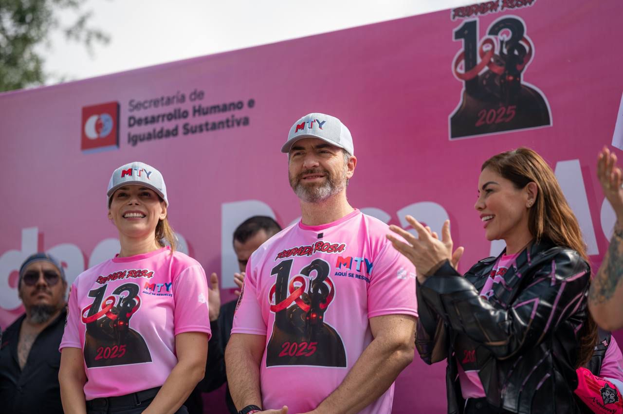 El alcalde de Monterrey, Adrián de la Garza, lideró la Rodada Rosa, una jornada para promover la prevención, detección temprana y atención integral de esta enfermedad entre las regiomontanas.