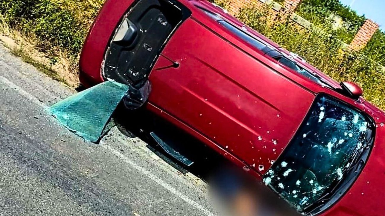 El cuerpo fue trasladado al Servicio Médico Forense, mientras continúan las diligencias para esclarecer el crimen y dar con los responsables.