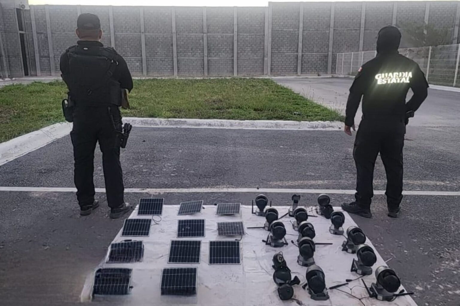 La Secretaría de Seguridad Pública estatal no reportó personas detenidas, pero aseguró que se mantiene el análisis forense de los indicios recabados en la escena.