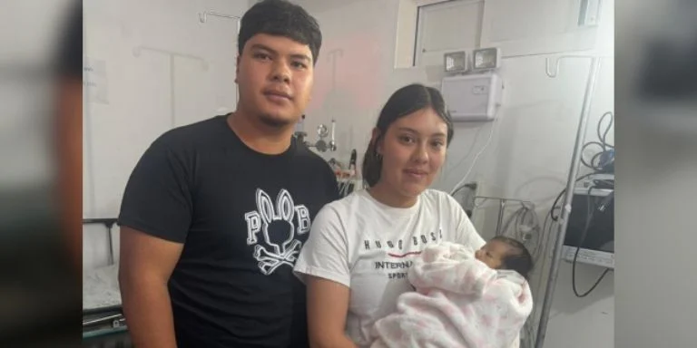 A través de un mensaje en redes sociales, el mandatario confirmó la recuperación de la menor y compartió una fotografía de la familia reunida, aunque no ofreció mayores detalles sobre el operativo ni sobre la posible detención de la responsable.