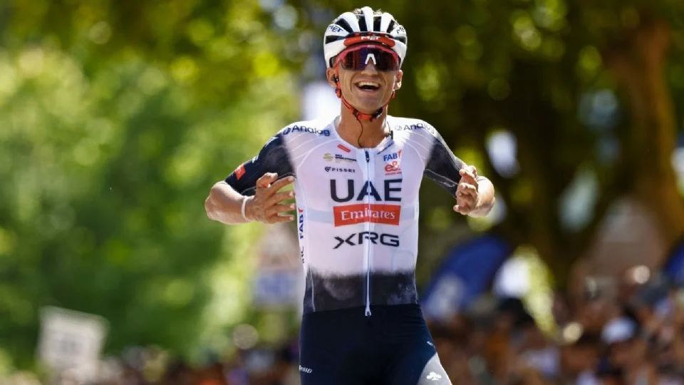 La carrera, disputada sobre 199.2 kilómetros entre Mirandola y Bolonia, incluyó cinco ascensos a la emblemática Basílica de San Luca, donde se definió la victoria.