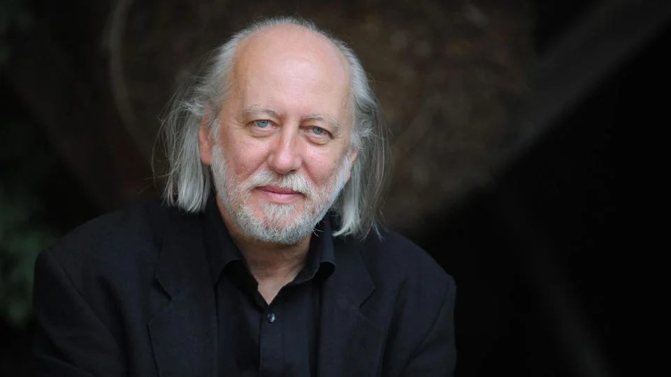 Destacó su obra “convincente y visionaria que, en medio del terror apocalíptico, reafirma el poder del arte”.