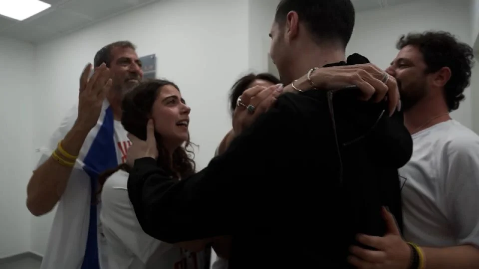 Las operaciones de intercambio se llevan a cabo en un contexto de tensa calma tras semanas de intensos enfrentamientos y devastación en la Franja.