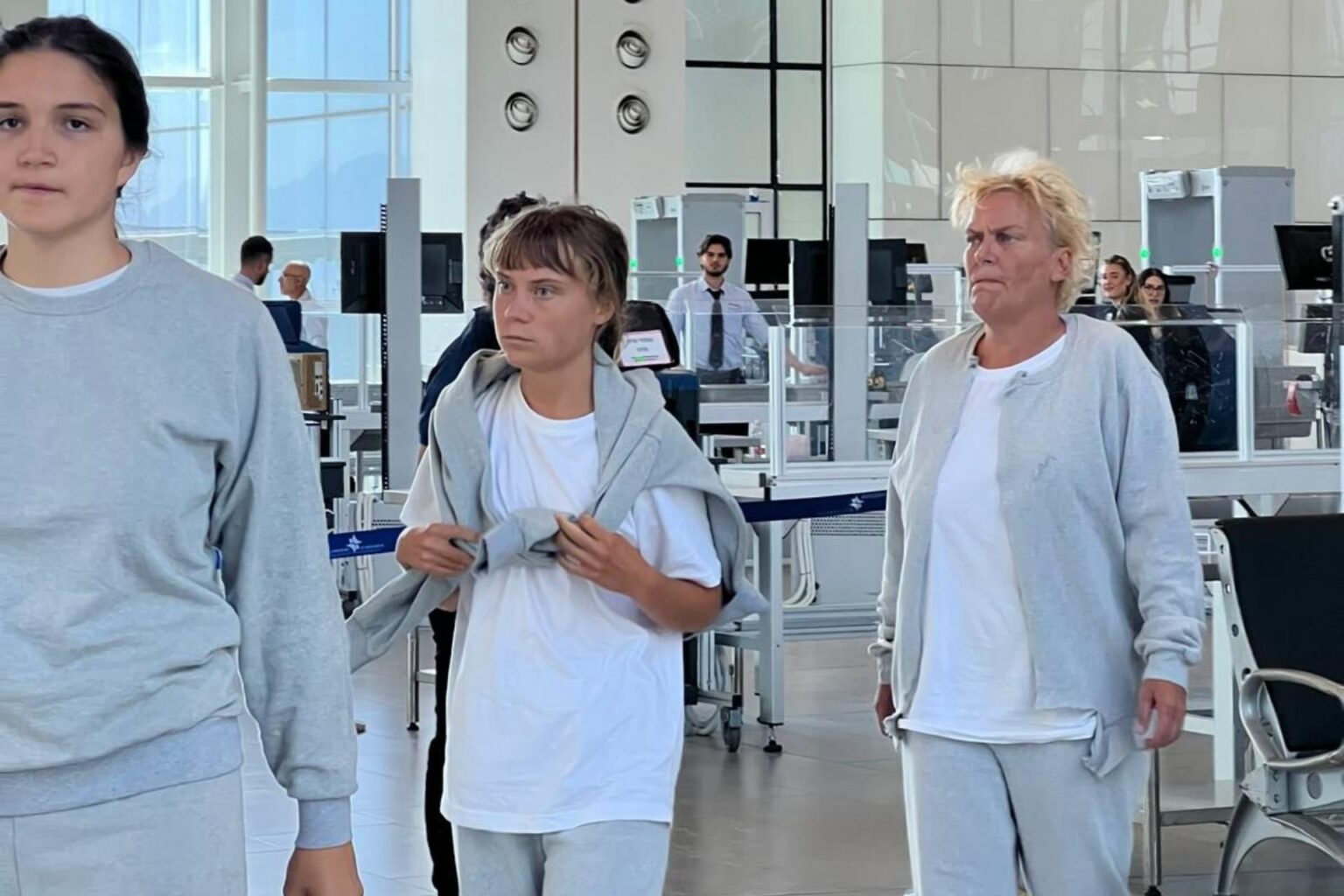 Con esta acción, el número total de activistas deportados entre el sábado y el lunes asciende a más de 340