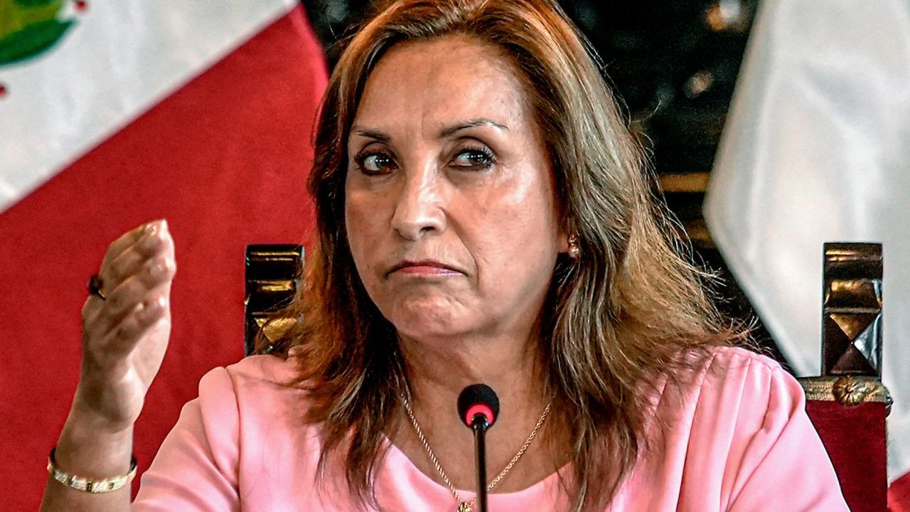La mandataria, primera mujer en ocupar la presidencia de Perú, asumió el cargo en diciembre de 2022 tras la destitución de Pedro Castillo, de quien era vicepresidenta.