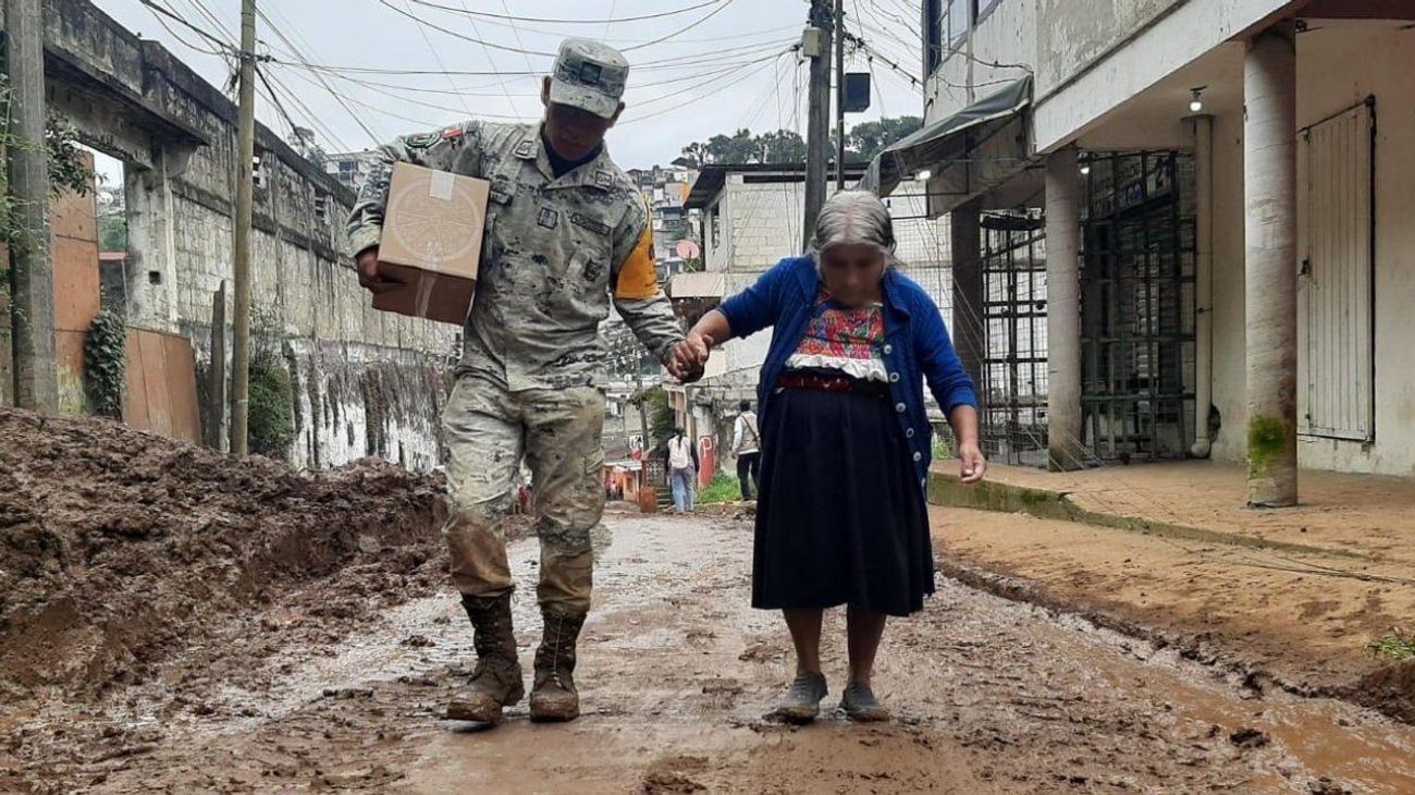 En Huauchinango, Puebla, se confirmó el fallecimiento de Celeste Barrios Muñoz, arrastrada por un deslave, y de Fernando Meléndez Ríos, quien intentaba cruzar el río San Marcos