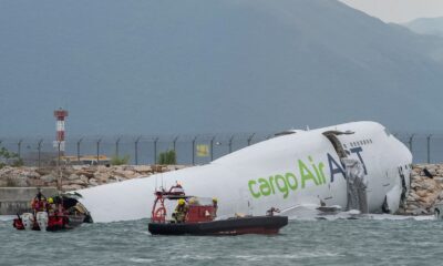 Tras el impacto, cuatro miembros de la tripulación fueron rescatados y trasladados al hospital, mientras que las víctimas mortales eran ocupantes de un vehículo terrestre del aeropuerto.