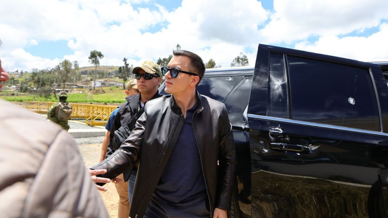 El presidente de Ecuador fue agredido el martes 7 de octubre mientras encabezaba una caravana oficial en el cantón Tambo