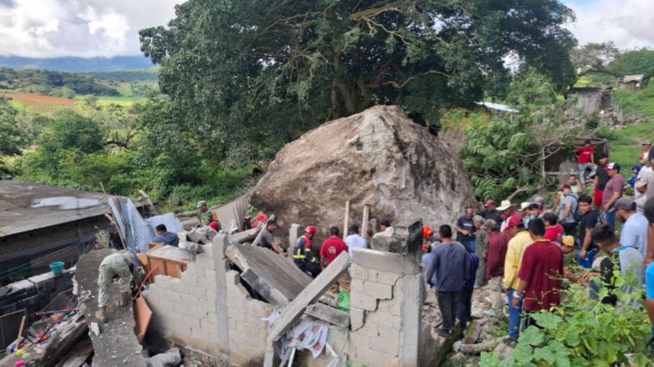 Protección Civil exhortó a los habitantes a no acercarse al área, debido a la inestabilidad del terreno que podría provocar nuevos desprendimientos y riesgos para los equipos de rescate.