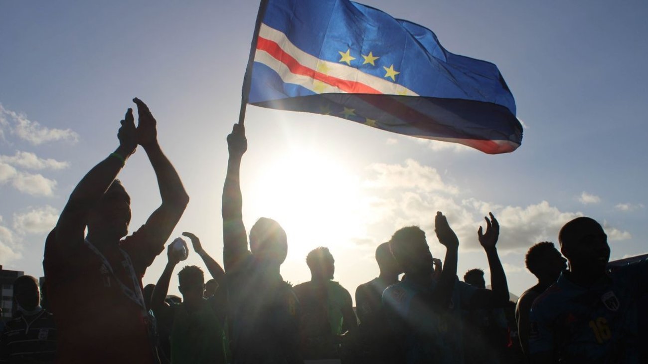 El triunfo desató la euforia de los aficionados, mientras que el gobierno de Cabo Verde decretó jornada libre para que la población celebrara este histórico logro deportivo, que marca un antes y un después en la historia futbolística del país.