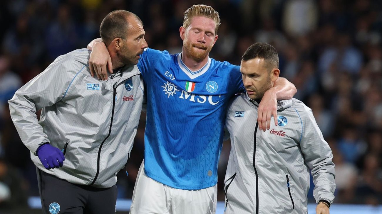 La baja de De Bruyne representa un duro golpe para el Napoli, que lidera la liga italiana, y también para la selección de Bélgica, que enfrenta compromisos clave en las eliminatorias mundialistas. La baja de De Bruyne representa un duro golpe para el Napoli, que lidera la liga italiana, y también para la selección de Bélgica, que enfrenta compromisos clave en las eliminatorias mundialistas.