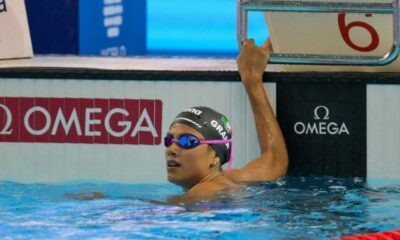 La competencia fue dominada por la australiana Kaylee McKeown, quien rompió el récord mundial con 1:57.87, seguida por la estadounidense Regan Smith con 1:57.91