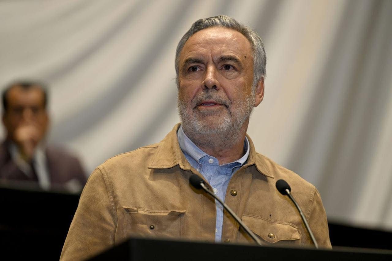 “Contra ese vamos también, contra ese gobernador de Movimiento Ciudadano vamos también y contra todos aquellos que cometan el ilícito de facturar falsamente operaciones inexistentes”, sentenció.