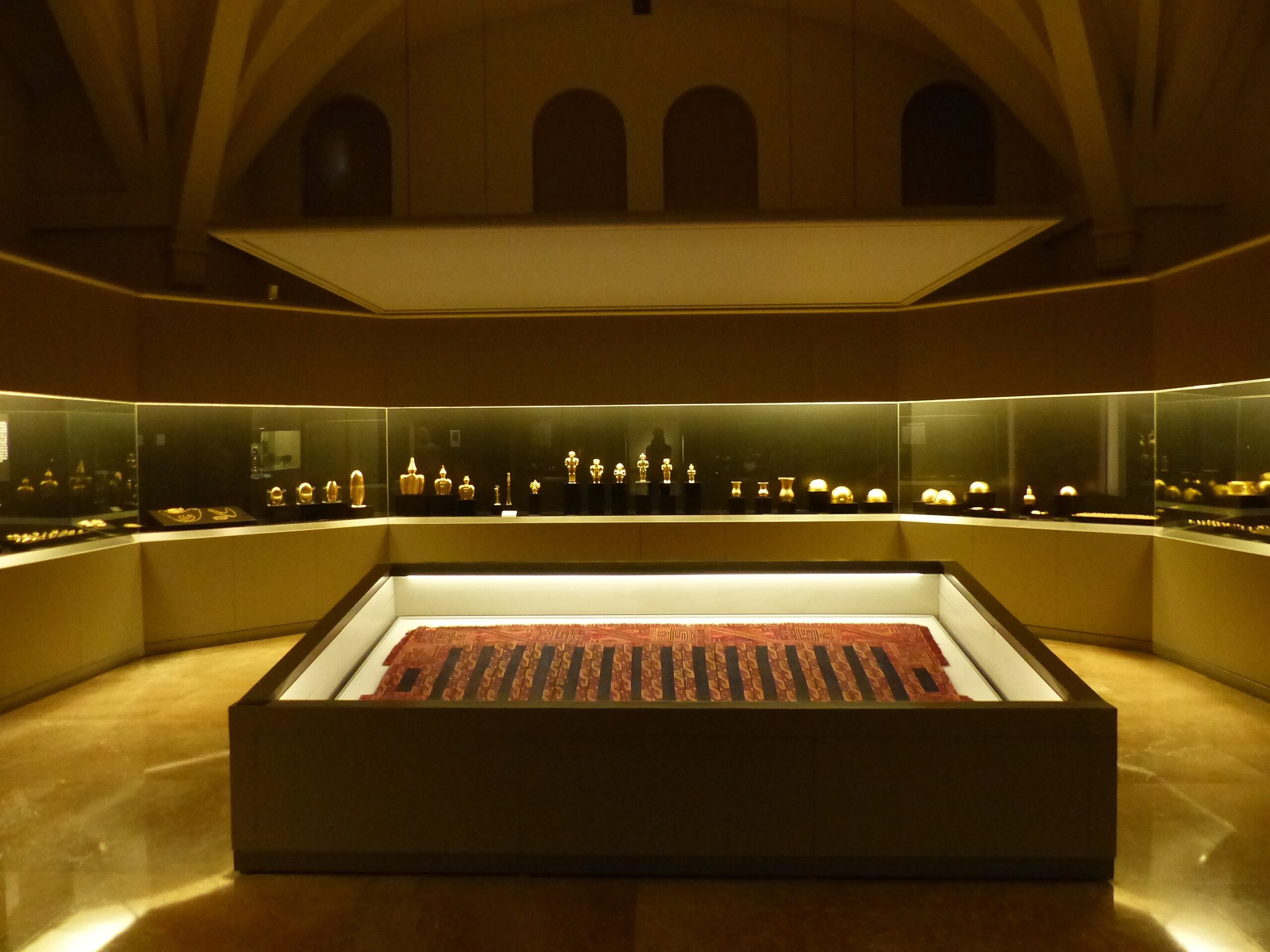 La propuesta surge en medio de tensiones diplomáticas por la negativa española a devolver las 122 piezas originales que permanecen en el Museo de América de Madrid, entregadas en 1893 como obsequio diplomático.