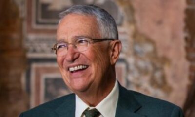 Salinas Pliego ha sido un crítico constante del gobierno federal, especialmente de figuras vinculadas a Morena como Andrés Manuel López Obrador y Claudia Sheinbaum.