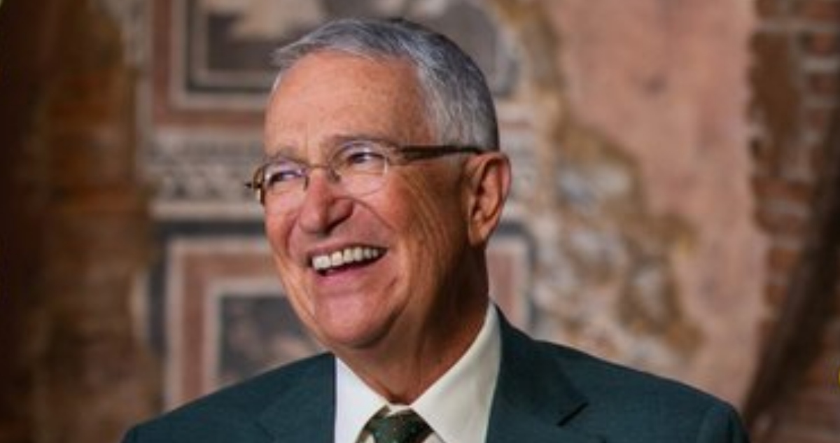 Salinas Pliego ha sido un crítico constante del gobierno federal, especialmente de figuras vinculadas a Morena como Andrés Manuel López Obrador y Claudia Sheinbaum.