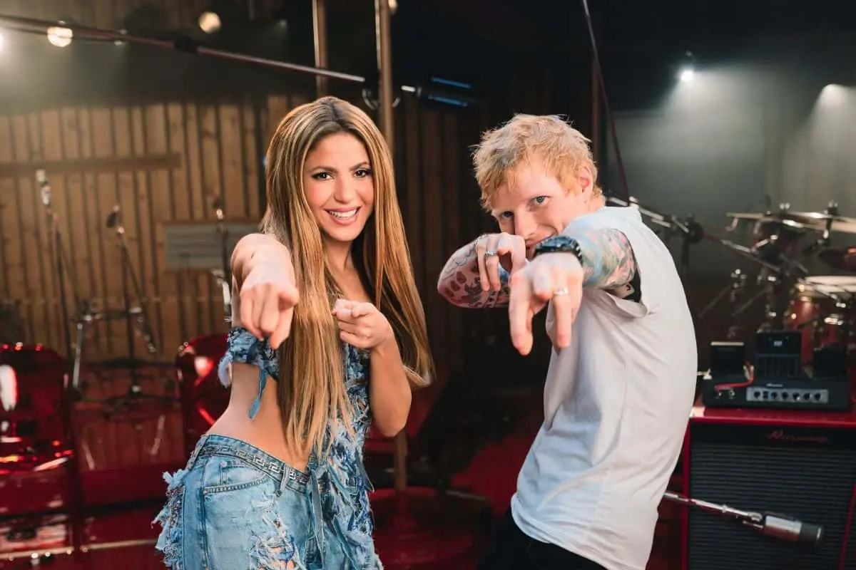 Como parte de esta celebración, “Hips don’t lie” resurge con una colaboración inesperada junto a Ed Sheeran y Beéle