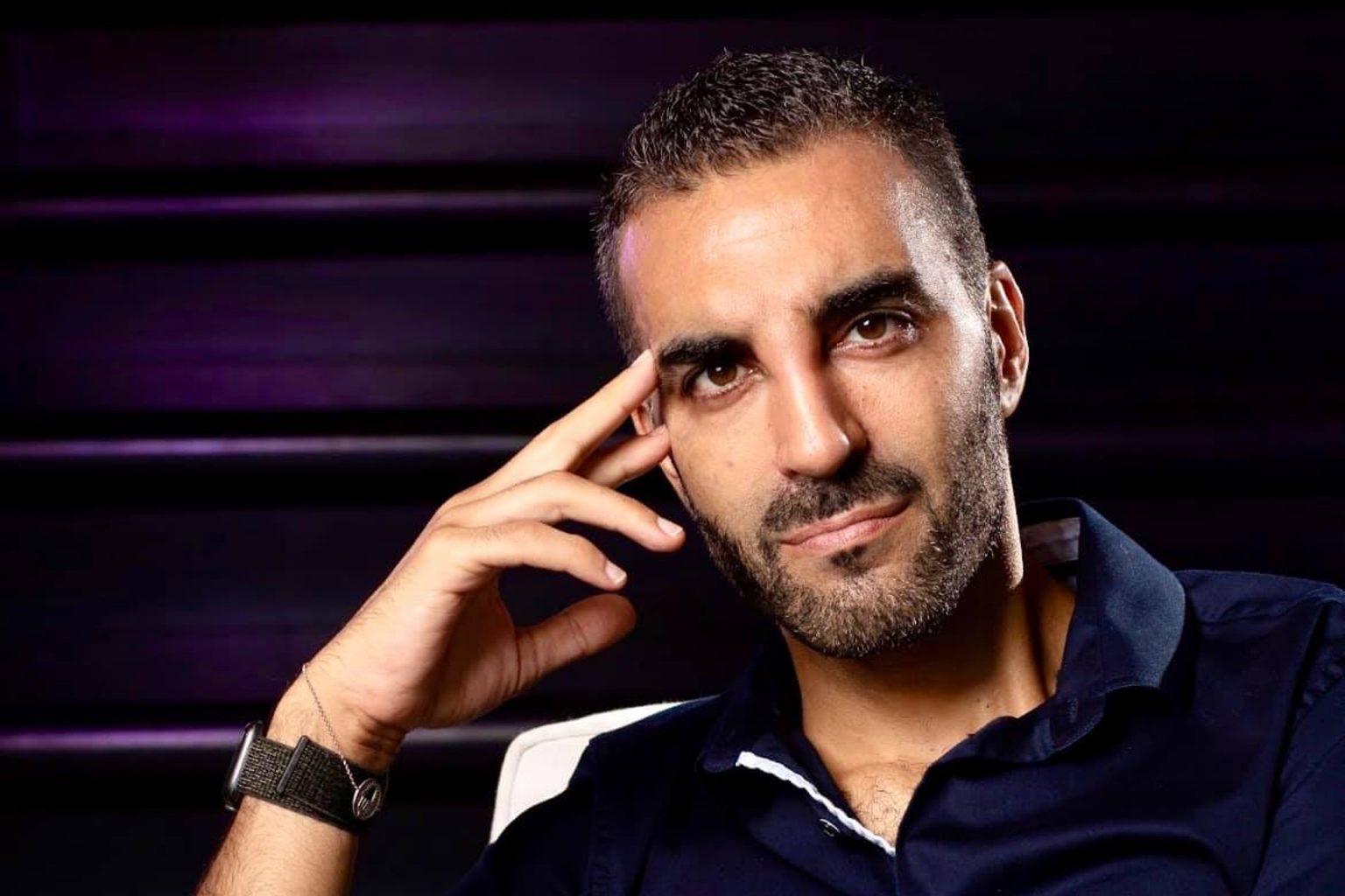 “Estoy bien, no es el metaverso, soy Simón Levy y aquí estoy”, declaró, mientras se dirigía directamente a la presidenta para desmentir su presunto arresto.