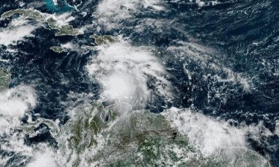 El sistema se desplaza a 22 km/h en dirección oeste, aunque se prevé que gire hacia el noroeste y norte en los próximos días, acercándose al suroeste de Haití y Jamaica.