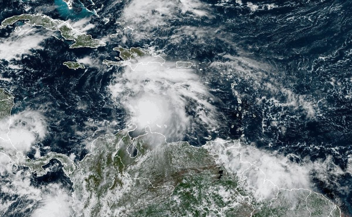 El sistema se desplaza a 22 km/h en dirección oeste, aunque se prevé que gire hacia el noroeste y norte en los próximos días, acercándose al suroeste de Haití y Jamaica.