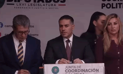 En el video que circula en redes sociales, se observa al senador Ricardo Monreal indicándole algo a Jiménez, aparentemente para que se acercara al secretario.