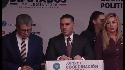 En el video que circula en redes sociales, se observa al senador Ricardo Monreal indicándole algo a Jiménez, aparentemente para que se acercara al secretario.