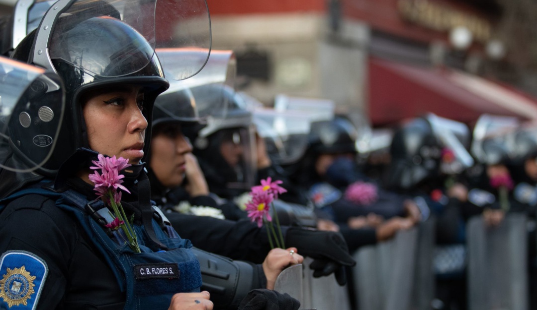 La SSC CDMX informó que, de ser necesario, se sumarán más equipos de trabajo y se retirarán objetos que pudieran representar riesgos, con el fin de garantizar la seguridad de las manifestantes, transeúntes y establecimientos comerciales.