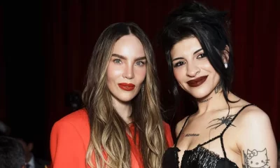 Las imágenes difundidas por la revista mostraron a Belinda con un look rojo glamuroso y a Cazzu con un estilo moderno y edgy, fiel a su identidad artística